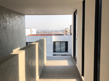RESIDENCIA CON VISTA A LA PRESA MADÍN Y AMPLIO ROOF GARDEN