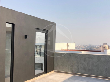 RESIDENCIA CON VISTA A LA PRESA MADÍN Y AMPLIO ROOF GARDEN
