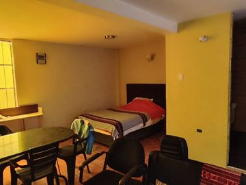 SE VENDE CASA DENTRO DEL CENTRO COMERCIAL ICA SUR - FRENTE AL MERCADO SANTO DOMINGO - ICA