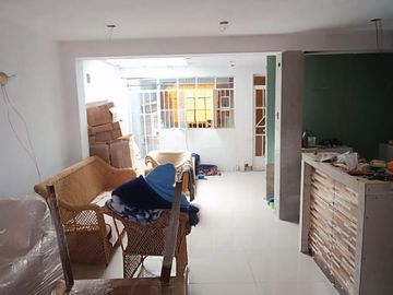 SE VENDE CASA DENTRO DEL CENTRO COMERCIAL ICA SUR - FRENTE AL MERCADO SANTO DOMINGO - ICA