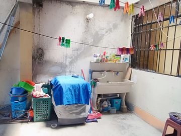SE VENDE CASA DENTRO DEL CENTRO COMERCIAL ICA SUR - FRENTE AL MERCADO SANTO DOMINGO - ICA