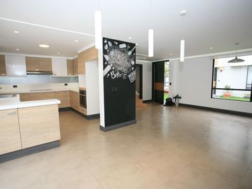 Oportunidad por Viaje! Hermosa Casa de Venta en Tumbaco