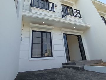 Rumah Dijual SIAP HUNI Bergaya Eropa Di Area Grand Depok City Dekat Jalan Margonda Stasiun Depok