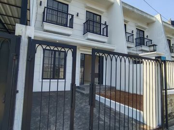 Rumah Dijual SIAP HUNI Bergaya Eropa Di Area Grand Depok City Dekat Jalan Margonda Stasiun Depok