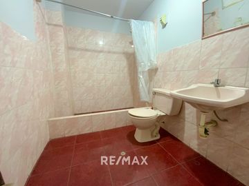 Se Vende Casa De 3 Pisos En San Juan De Miraflores