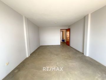 Se Vende Casa De 3 Pisos En San Juan De Miraflores