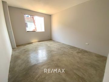 Se Vende Casa De 3 Pisos En San Juan De Miraflores