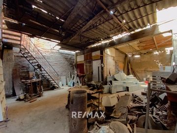 Se Vende Casa Comercial En Av. Miguel Iglesias - 170M2