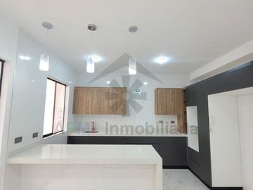 VENTA DE CASA MODERNA EN URBANIZACIÓN LOS SAUCES Y FRENTE A PARQUE
