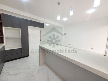 VENTA DE CASA MODERNA EN URBANIZACIÓN LOS SAUCES Y FRENTE A PARQUE
