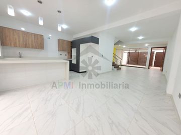 VENTA DE CASA MODERNA EN URBANIZACIÓN LOS SAUCES Y FRENTE A PARQUE