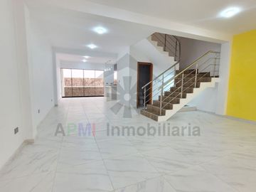 VENTA DE CASA MODERNA EN URBANIZACIÓN LOS SAUCES Y FRENTE A PARQUE