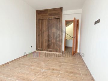 VENTA DE CASA MODERNA EN URBANIZACIÓN LOS SAUCES Y FRENTE A PARQUE