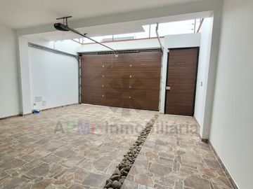 VENTA DE CASA MODERNA EN URBANIZACIÓN LOS SAUCES Y FRENTE A PARQUE