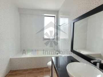 VENTA DE CASA MODERNA EN URBANIZACIÓN LOS SAUCES Y FRENTE A PARQUE