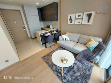 Sensible and unique interior. Splendid city view from the top location of Asoke Bangkok. Big 1Bedroom unit and super high floor for rent in Esse Asoke