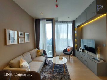 Sensible and unique interior. Splendid city view from the top location of Asoke Bangkok. Big 1Bedroom unit and super high floor for rent in Esse Asoke