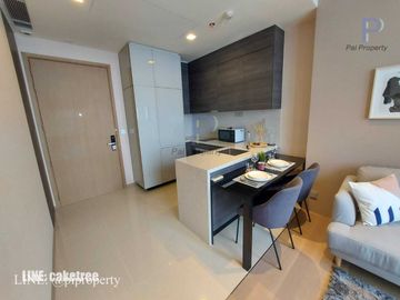 Sensible and unique interior. Splendid city view from the top location of Asoke Bangkok. Big 1Bedroom unit and super high floor for rent in Esse Asoke