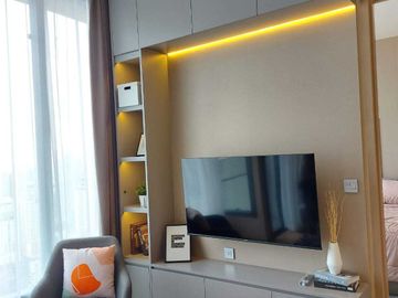 Sensible and unique interior. Splendid city view from the top location of Asoke Bangkok. Big 1Bedroom unit and super high floor for rent in Esse Asoke
