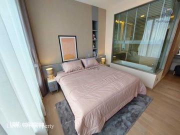 Sensible and unique interior. Splendid city view from the top location of Asoke Bangkok. Big 1Bedroom unit and super high floor for rent in Esse Asoke