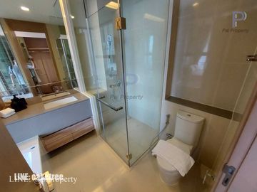 Sensible and unique interior. Splendid city view from the top location of Asoke Bangkok. Big 1Bedroom unit and super high floor for rent in Esse Asoke