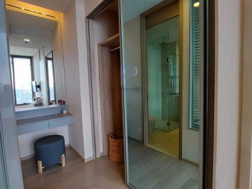 Sensible and unique interior. Splendid city view from the top location of Asoke Bangkok. Big 1Bedroom unit and super high floor for rent in Esse Asoke