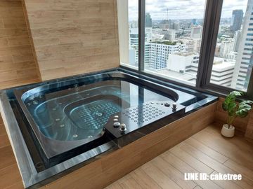 Sensible and unique interior. Splendid city view from the top location of Asoke Bangkok. Big 1Bedroom unit and super high floor for rent in Esse Asoke