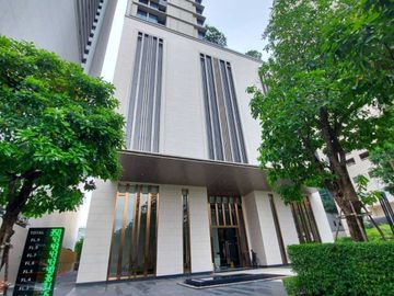 Sensible and unique interior. Splendid city view from the top location of Asoke Bangkok. Big 1Bedroom unit and super high floor for rent in Esse Asoke