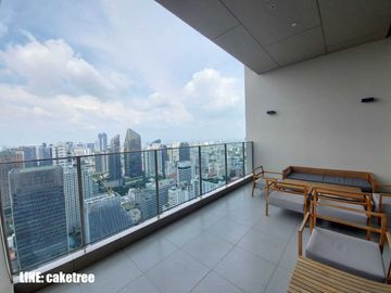 Sensible and unique interior. Splendid city view from the top location of Asoke Bangkok. Big 1Bedroom unit and super high floor for rent in Esse Asoke