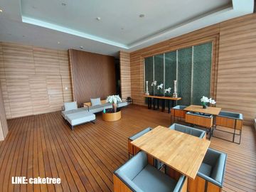 Sensible and unique interior. Splendid city view from the top location of Asoke Bangkok. Big 1Bedroom unit and super high floor for rent in Esse Asoke
