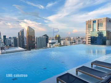 Sensible and unique interior. Splendid city view from the top location of Asoke Bangkok. Big 1Bedroom unit and super high floor for rent in Esse Asoke