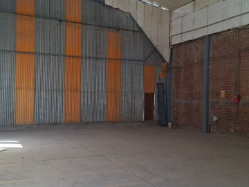 Alquilo Amplio Local Industrial En Río Seco - Cerro Colorado
