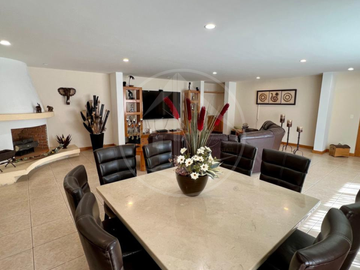 RESIDENCIA DE LUJO EN VENTA CON JARDÍN PRIVADO Y 5 RECÁMARAS EN HACIENDA DE VALLESCONDIDO