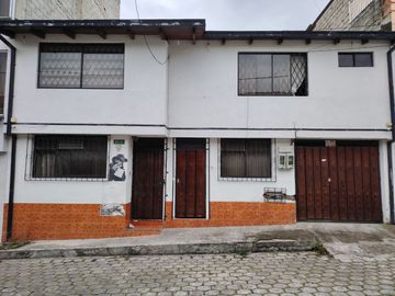 Casa rentera en venta en el sector Las Casas Bajo, centro norte de Quito