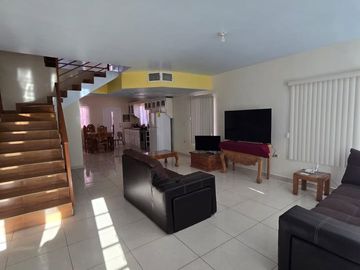 🏠 Propiedad con dos casas independientes - Perfectas para Dos Familias