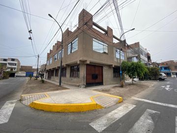 Se Vende Casa de 3 Pisos en Esquina, Callao