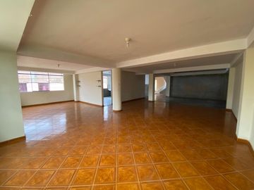 Se Vende Casa de 3 Pisos en Esquina, Callao