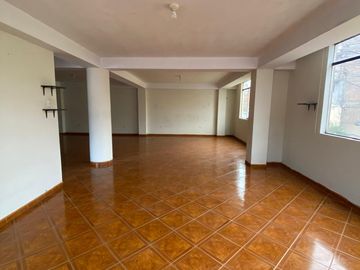 Se Vende Casa de 3 Pisos en Esquina, Callao