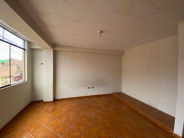 Se Vende Casa de 3 Pisos en Esquina, Callao
