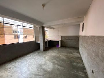 Se Vende Casa de 3 Pisos en Esquina, Callao