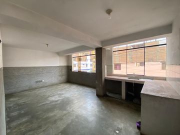 Se Vende Casa de 3 Pisos en Esquina, Callao