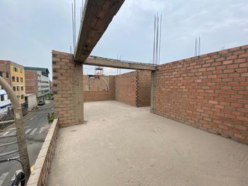 Se Vende Casa de 3 Pisos en Esquina, Callao