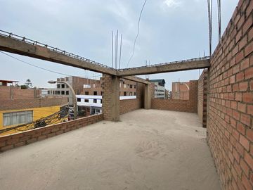 Se Vende Casa de 3 Pisos en Esquina, Callao