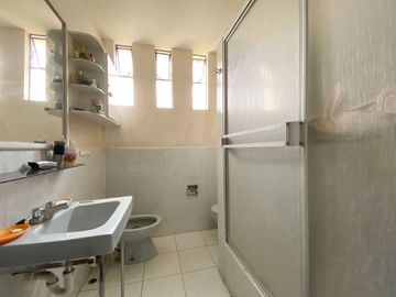 Vendo Casa a una cuadra de Av. 28 de Julio, zona segura y tranquila.