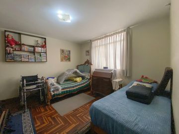 Vendo Casa a una cuadra de Av. 28 de Julio, zona segura y tranquila.