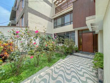 Vendo Casa a una cuadra de Av. 28 de Julio, zona segura y tranquila.