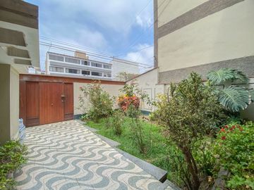 Vendo Casa a una cuadra de Av. 28 de Julio, zona segura y tranquila.