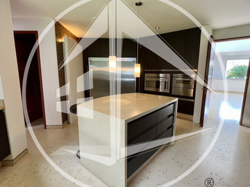 EXCLUSIVA RESIDENCIA CON EXCELENTES ACABADOS EN REAL DEL COUNTRY, LOMAS COUNTRY CLUB.