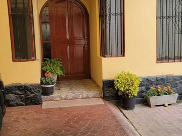 Alquilo Hermosa Casa En Urb. Los Girasoles En Cayma