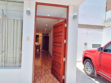 Alquilo amplia casa cerca a parque en San Miguel